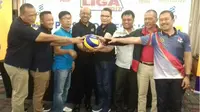 Seluruh tim siap saling jegal pada babak final four putaran pertama Proliga 2017 di GOR Sritex Arena, Solo, Jawa Tengah, 7-9 April 2017. (Humas Proliga)
