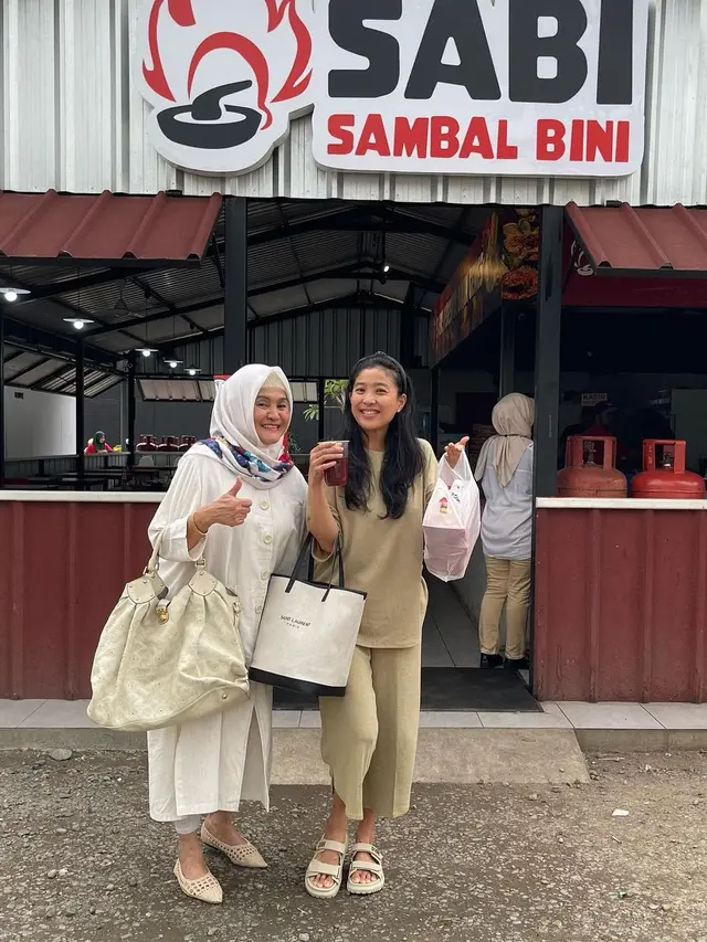 Potret Olivia Zalianty saat kulineran bersama ibundanya (Instagram/oliviazallianty)