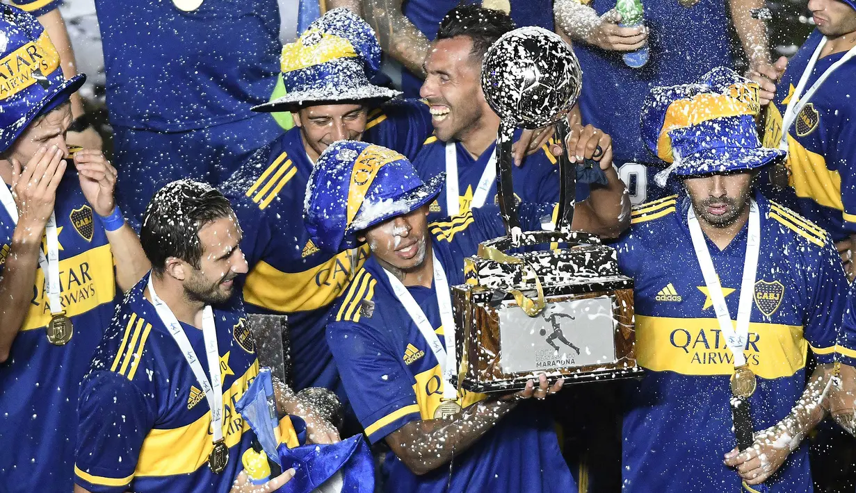 Pemain Boca Juniors merayakan juara Copa Diego Armando Maradona usai mengalahakan Bandfield di San Juan del Bicentenario Stadium, Selasa (19/1/2021). Boca Juniors menang 5-3 atas Banfield lewat adu penalti. (AFP/Andres Larrovere/various sources)