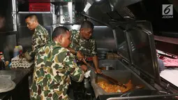 Prajurit Korps Marinir TNI AL mengolah nasi goreng yang akan dibagikan ke warga saat car free day di Jakarta, Minggu (5/11). Kegiatan bagi-bagi nasi goreng ini dalam rangka menyambut HUT Marinir ke-72. (Liputan6.com/Angga Yuniar)