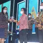 Kepala BPKAD Kota Denpasar Putu Kusumawati  menerima Penghargaan WTP minimal 10 kali dari Menteri Keuangan Sri Mulyani Indrawati. (Istimewa)