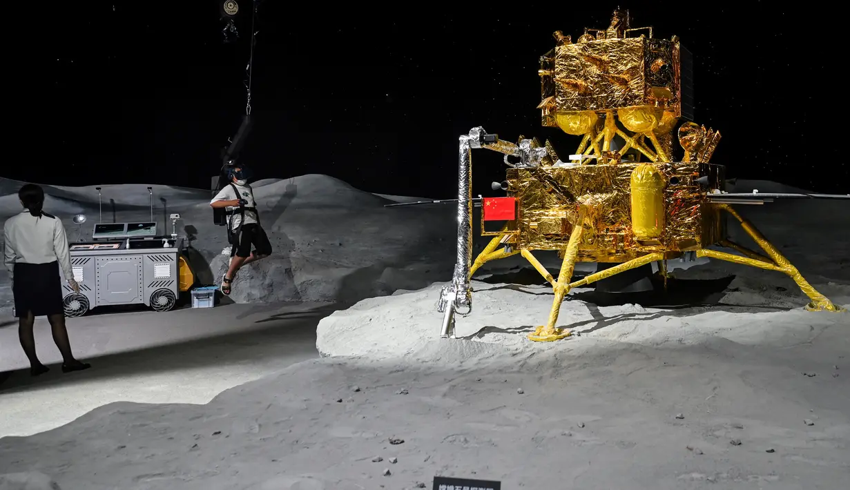 Pengunjung melihat koleksi Museum Astronomi Shanghai yang baru dibuka di Shanghai, China (30/7/2021). Museum Astronomi Shanghai menampilkan berbagai pameran interaktif tentang asal usul alam semesta dan sejarah astronomi. (AFP/Hector Retamal)