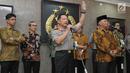 Kapolri Jenderal Tito Karnavian dan Ketua KPK Agus Rahardjo memberikan keterangan pers di Mabes Polri, Jakarta, Kamis (6/7). Pimpinan KPK menyambangi Mabes Polri dalam rangka silaturahmi antar lembaga penegak hukum. (Liputan6.com/Helmi Afandi)