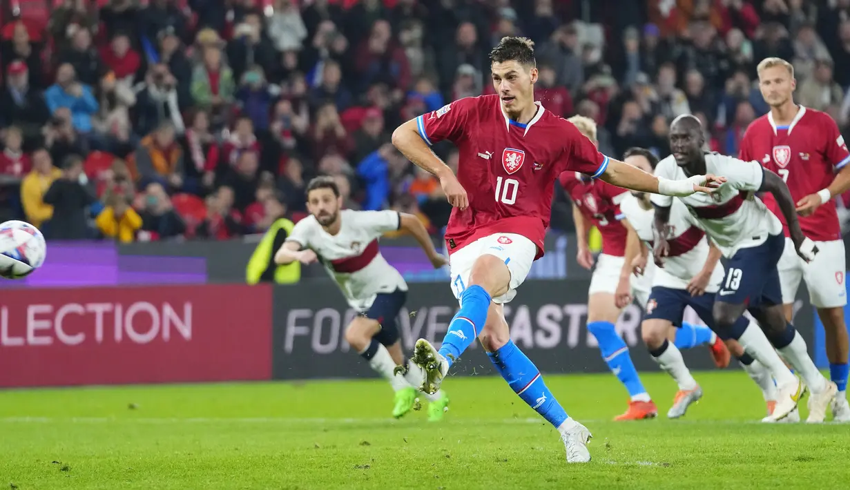 Ceko memiliki peluang untuk memperkecil kedudukan melalui tendangan penalti yang dieksekusi Patrik Schick. Namun sayang bola melambung di atas gawang Diogo Costa. (AP/Petr David Josek)