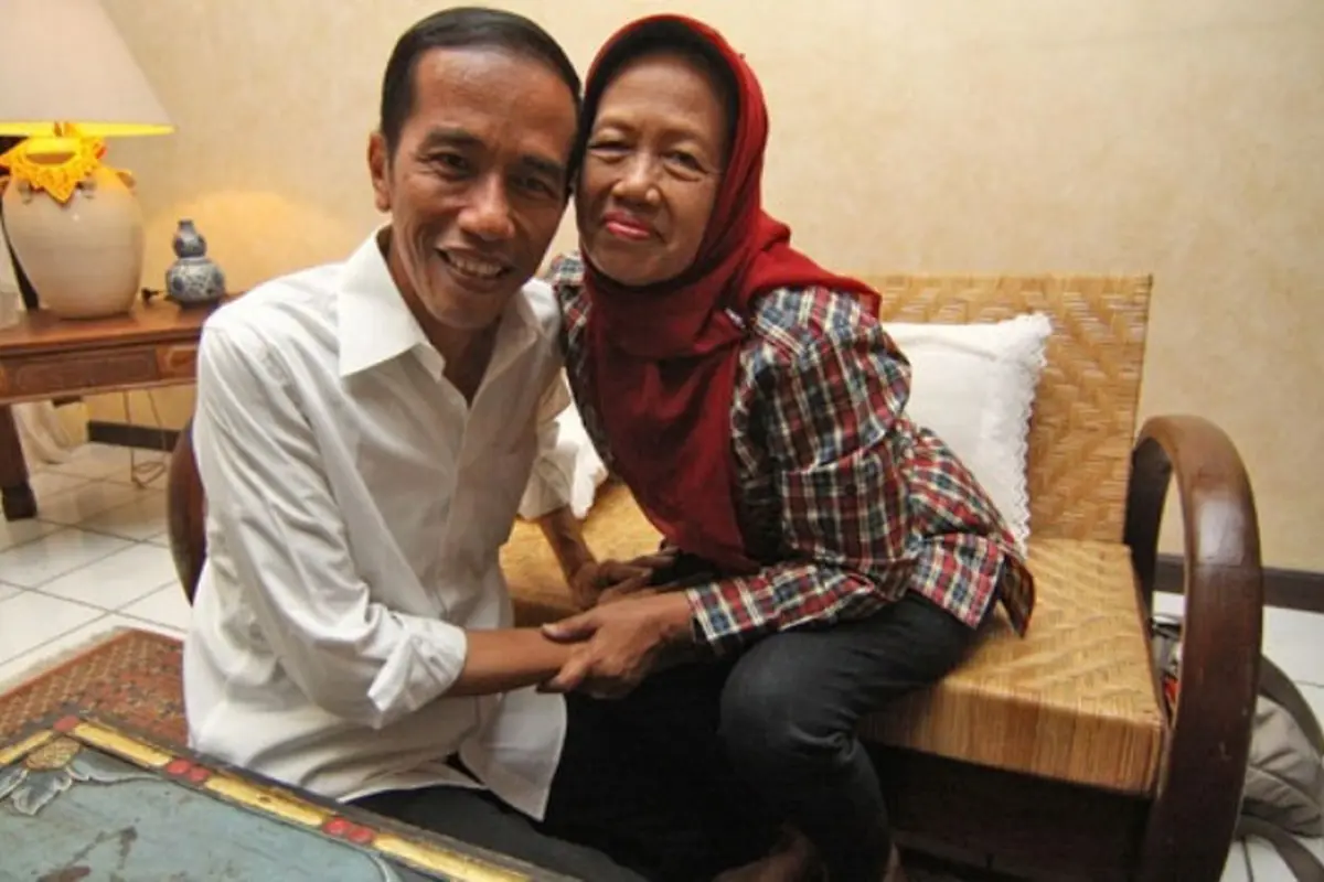 Hari Ibu, Deretan Foto Presiden Jokowi yang Hormat Pada Bundanya