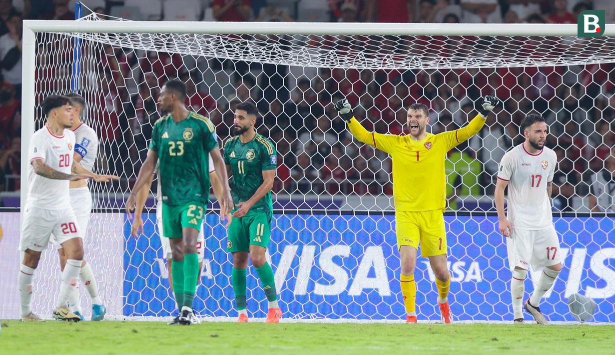<p>Kiper Timnas Indonesia, Maarten Paes, berhasil mengukir clean sheet saat timnya menang 2-0 atas Arab Saudi pada laga keenam Grup C putaran ketiga kualifikasi Piala Dunia 2026 di Stadion Utama Gelora Bung Karno, Jakarta, Selasa (19/11/2024) malam WIB. (Bola.com/Muhammad Iqbal Ichsan)</p>