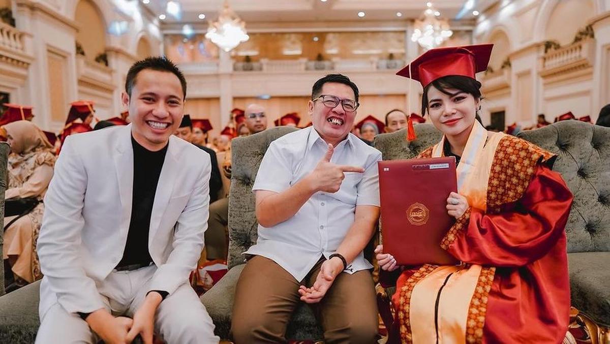 "Be positive be independent , berdiri di kaki sendiri jangan berharap sama orang lain, berharap lah ke pada Tuhan mu," lanjutnya.