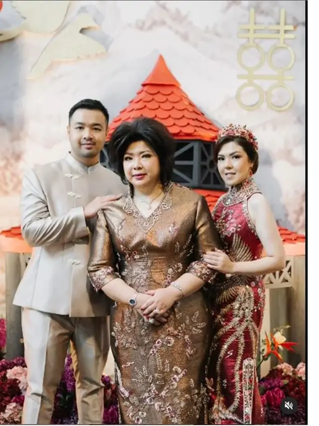 6 Potret Kedekatan Tina Toon dan Ibunda, Senang Diajak Joget TikTok Bareng