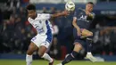 <p>Bek Troyes, Erik Ross Palmer-Brown berebut bola dengan penyerang Paris Saint Germain (PSG) Kylian Mbappe pada matchday ke-36 Ligue 1 musim 2021-22 di Parc de Princes pada laga lanjuta Ligue 1, Senin (9/5/2022) dini hari WIB. PSG harus puas meraih hasil imbang 2-2 saat menjamu klub papan bawah, Troyes. (AP Photo/Christophe Ena)</p>