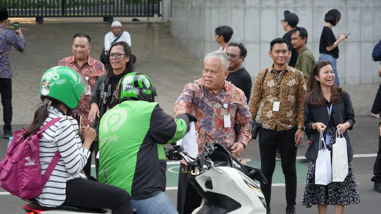 Kejaksaan Agung (Kejagung) menggelar kegiatan berbagi takjil untuk para pejalan kali dan pengendara di sekitaran Gedung Kejagung, Jakarta Selatan, Jumat (21/3/2025).