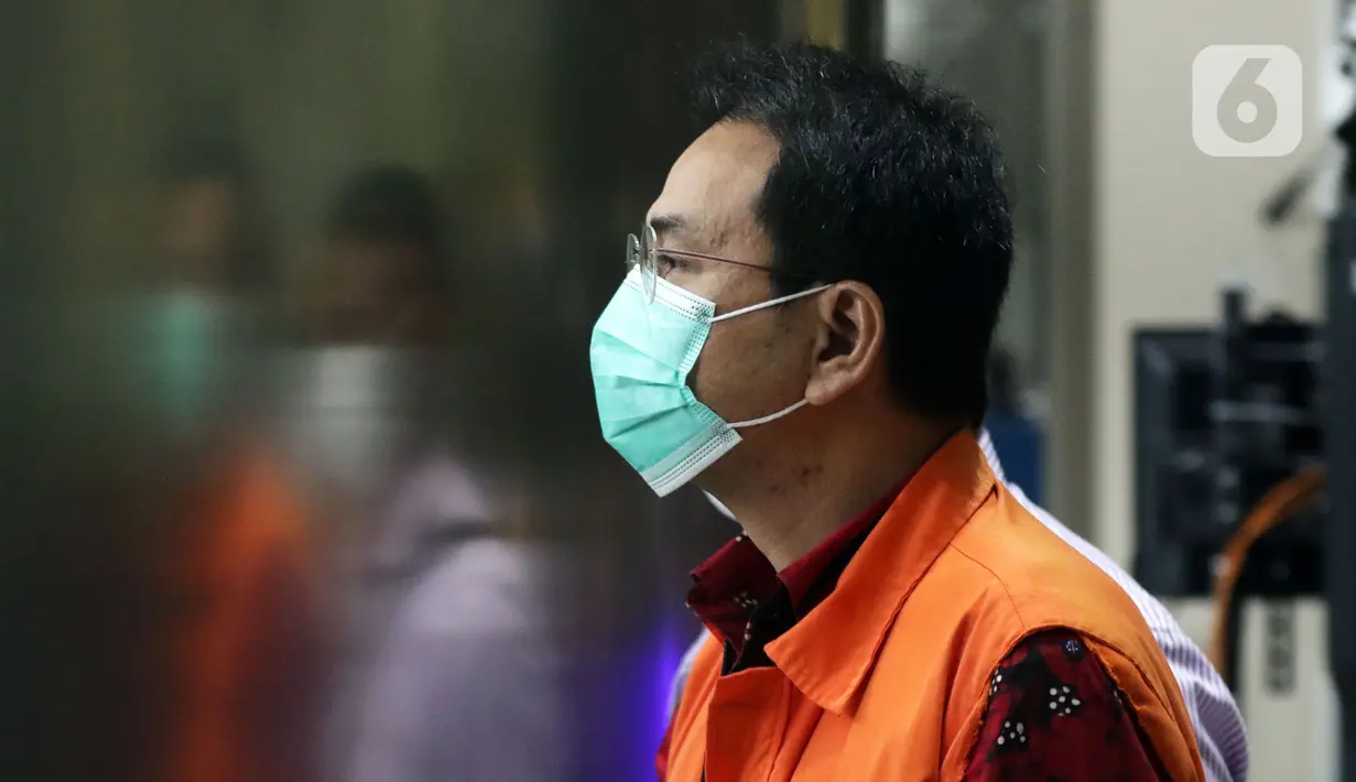 Mantan Wakil Ketua DPR RI, Azis Syamsuddin usai menjalani pemeriksaan di Gedung KPK, Jakarta, Senin (22/11/2021). KPK memeriksa Azis Syamsuddin sebagai tersangka dalam kasus dugaan pemberian suap pencairan anggaran DAK Kabupaten Lampung Tengah tahun 2017. (Liputan6.com/Helmi Fithriansyah)