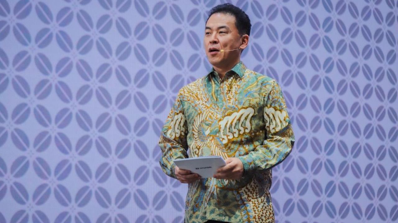 “Saya terhormat terlibat di proyek ini, sekaligus merayakan 50 tahun hubungan diplomatik Korea Selatan dan Indonesia. Terpenting desain ini perpaduan harmonisasi dengan aspek keberlanjutan Ioniq 5 (lambang teknologi-inovasi Hyundai) dan batik, lambang t
