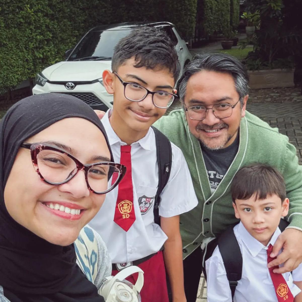 Zee Zee Shahab Antar Anak Sekolah di Hari Pertama Ajaran Baru