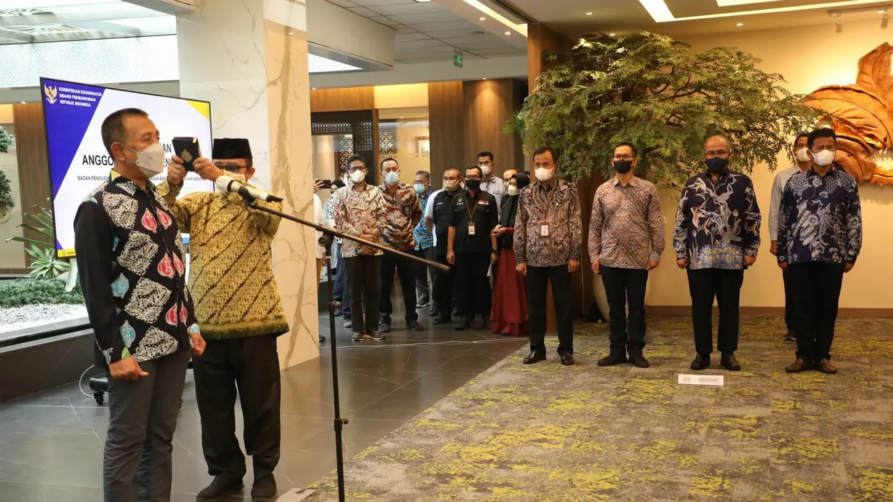 Menteri Koordinator Bidang Perekonomian Airlangga Hartarto melantik Wan Darussalam menjadi Anggota Bidang Pengusahaan BP Batam.