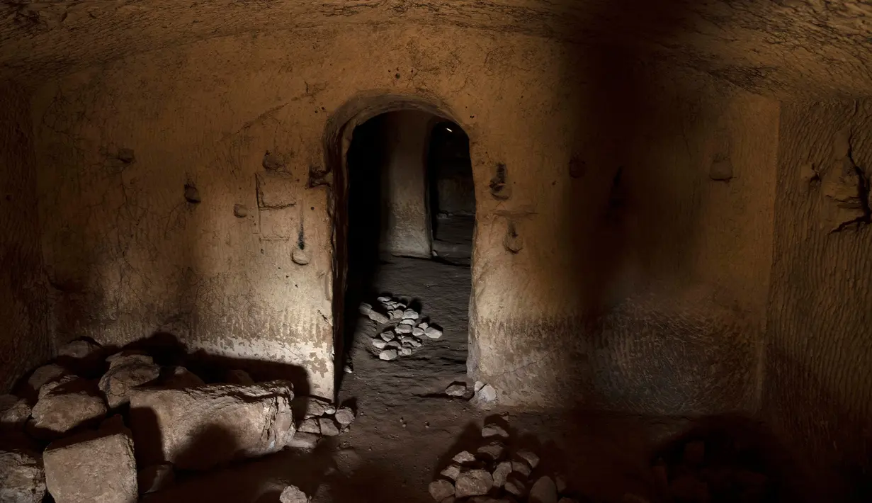<p>Interior gua pemakaman Periode-Bait Suci Kedua atau Gua Salome berusia 2000 tahun yang baru-baru ini ditemukan di Hutan Lachish, Israel, 20 Desember 2022. Tim arkeolog Israel tengah melakukan ekskavasi di kompleks gua yang disebut menjadi makam Salome, bidan yang membantu kelahiran Yesus. (AP Photo/ Maya Alleruzzo)</p>