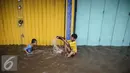 Sejumlah anak-anak manfaatkan genangan banjir untuk bermain di Jalan Gunung Sahari, Jakarta, Kamis (21/4/2016). Hujan yang mengguyur Jakarta sejak tadi malam membuat beberapa ruas jalan Jakarta tergenang banjir. (Liputan6.com/Faizal Fanani)