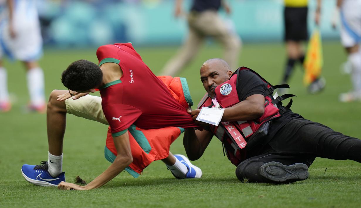 Kontroversi pun akhirnya muncul ditandai dengan tambahan waktu jelang berakhirnya babak kedua sebanyak 15 menit. Dalam kurun waktu itulah Argentina berhasil menyamakan skor pada menit ke-90+16 melalui Cristian Medina. (AP Photo/Silvia Izquierdo)