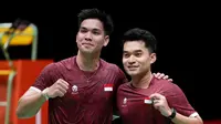 Ganda putra Indonesia Leo R. Carnando (kanan) dan Daniel Marthin (kiri) berpose setelah mengalahkan ganda China Liu Yi dan He Ji Ting dalam final bulu tangkis beregu putra pada Asian Games di Ichinomiya City, Jepang, Kamis (24/9/2026). (AP Photo/Aaron Favila)