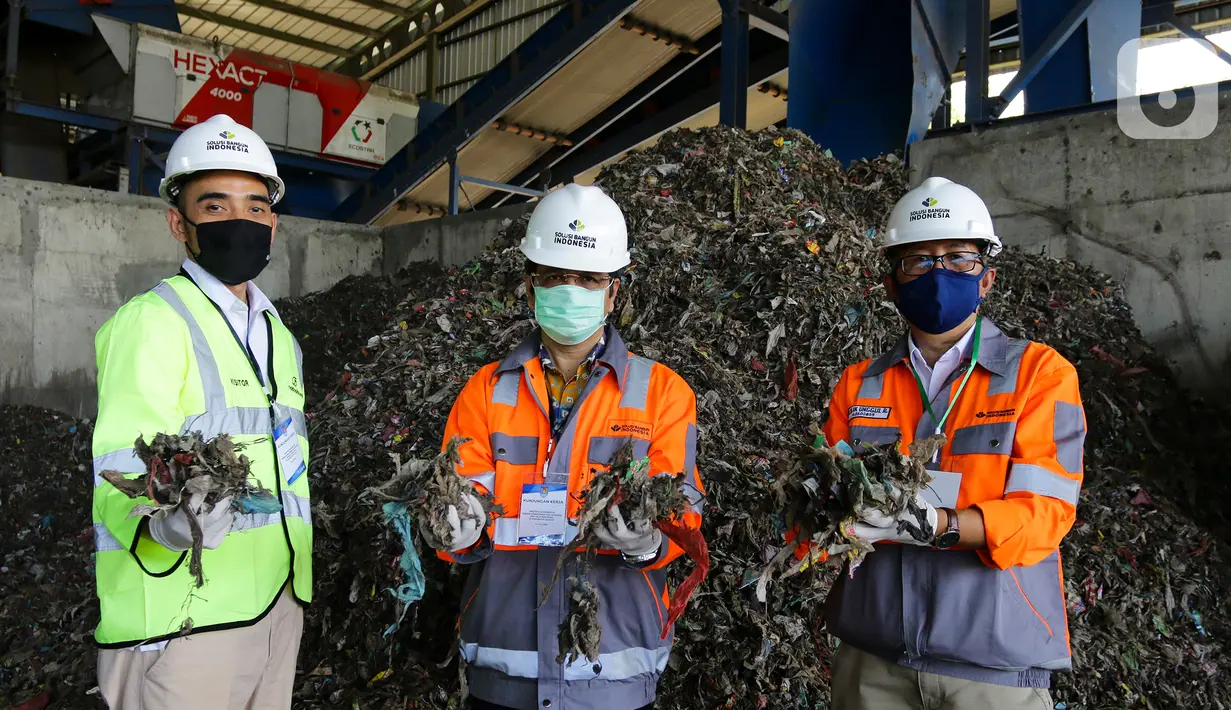 Direktur Produksi SIG Benny Wendry (tengah) dan Direktur Utama SBI Aulia Mulki Oemar, Direktur Manufaktur SBI, Lilik Unggul Raharjo menunjukkan sampah yang akan diolah menjadi bahan bakar alternatif (Refuse Derived Fuel). di Cilacap, Jawa Tengah, Selasa (21/7/2020). (Liputan6.com/Pool/SIG)