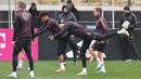 Bek Mario Goetze (kanan) menghadiri sesi latihan tim nasional (timnas) Jerman menjelang FIFA MatchDay 2023 melawan Peru, di Frankfurt am Main, Jumat (24/3/2023). (Photo by Daniel ROLAND / AFP)