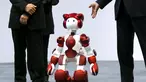 Hitachi Ltd memperkenalkan Robot humanoid 'EMIEW 3' dipertunjukan di Tokyo, Jepang, (8/4). Robot ini dikembangkan untuk memberikan layanan dan bimbingan yang diperlukan di toko-toko dan fasilitas umum. (REUTERS/Issei Kato)
