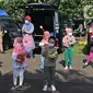 Para siswa TK memainkan miniatur bedug buatan mereka saat mengikuti proses pembelajaran secara Drive in Learning di area parkir Padepokan Pencak Silat Indonesia, Jakarta, Kamis (8/4/2021). Kegiatan ini untuk mengenalkan bulan suci Ramadan kepada anak-anak sedari dini. (Liputan6.com/Herman Zakharia)