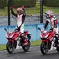 Dani Pedrosa dan Marc Marquez beraksi didepan ribuan penonton dengan motor Honda CBR 150 di Sentul, Bogor, Minggu (14/2/2016). (Bola.co/Nicklas Hanoatubun)