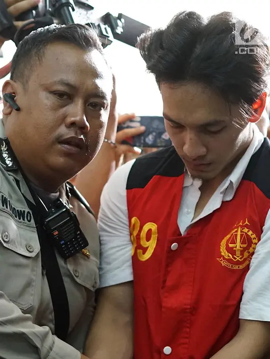 Aktor Jefri Nichol bersiap menjalani sidang perdana kasus dugaan penyalahgunaan narkoba di Pengadilan Negeri (PN) Jakarta Selatan, Senin (9/9/2019). Sidang perdana tersebut dengan agenda pembacaan dakwaan kepemilikan narkotika jenis ganja yang dimiliki Jefri Nichol. (Liputan6.com/Immanuel Antonius)