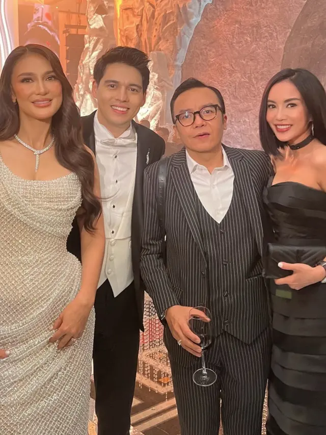 Pesona Dearly Djoshua dengan Dress Duyung Hitam Tanpa Lengan