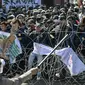 Aksi unjuk rasa ini dijaga ketat personel kepolisian. (JUNI KRISWANTO/AFP)