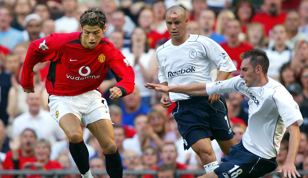 Debut pertama di Liga Inggris. Cristiano Ronaldo melakukan debut pertamanya bersama Manchester United di Liga Inggris saat menghadapi Bolton, 16 Agustus 2003. Ia masuk menggantikan Nicky Butt di menit ke-61 saat Setan Merah unggul 1-0. Skor akhir 4-0. (Foto: AFP/Adrian Dennis)