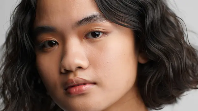 Model Rambut Sebahu Ikal Natural untuk Wajah Bulat