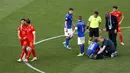 Pemain Wales Gareth Bale (kedua kiri) memeluk rekan setimnya Ethan Ampadu usai dia mendapat kartu merah karena melanggar pemain Italia Federico Bernardeschi pada pertandingan Grup A Euro 2020 di Stadion Olimpiade Roma, Italia, Minggu (20/6/2021). Italia menang 1-0. (Ryan Pierse/Pool via AP)