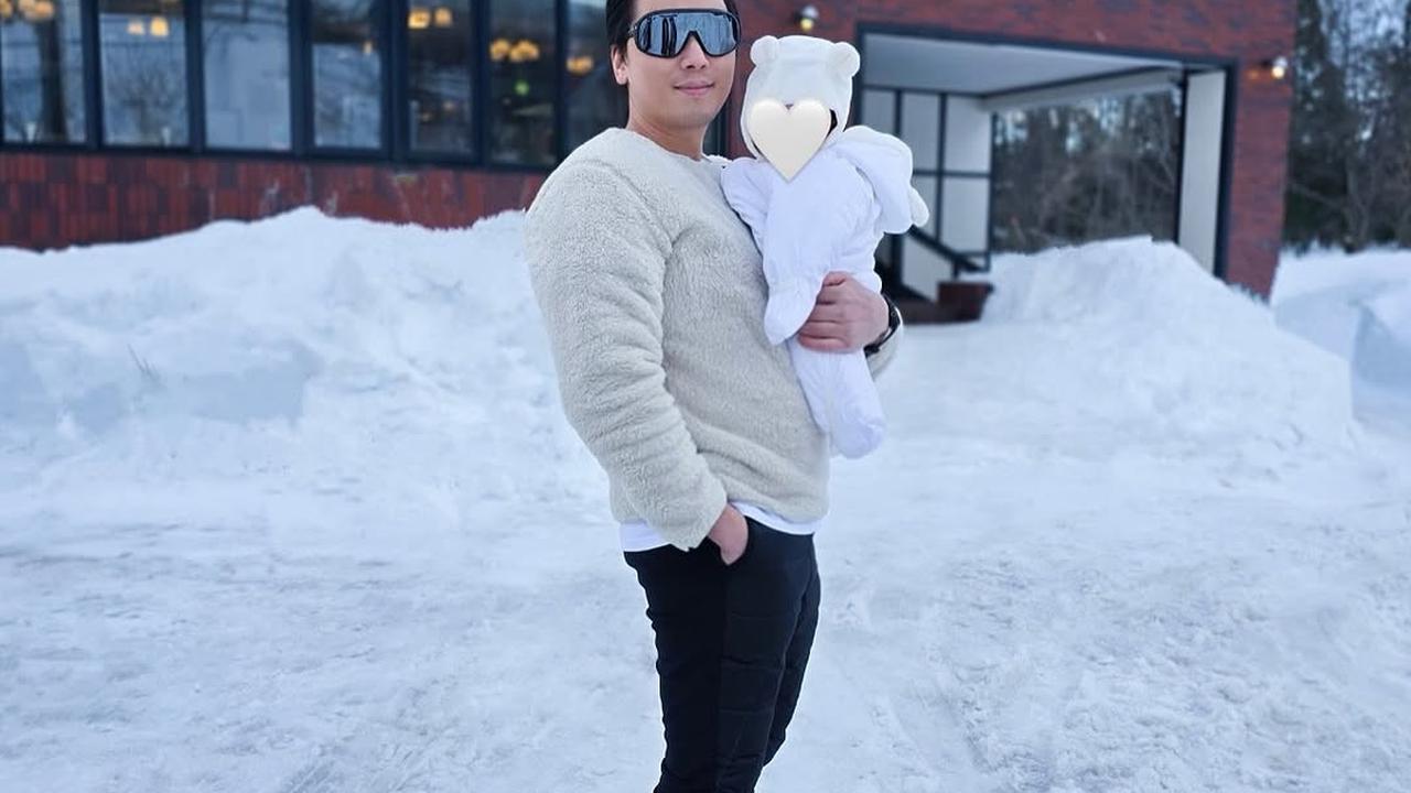 Potret Seru Syahrini Ajak Princess R Pertama Kali Main Salju di Jepang, Wajahnya Masih Dirahasiakan