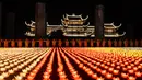 Biksuni Buddha berdoa saat upacara jelang perayaan Hari Waisak di Pagoda Tam Chuc, Provinsi Ha Nam, Vietnam, Senin (13/5/2019). Sebanyak 40 ribu lentera dinyalakan dalam acara ini. (Nhac NGUYEN/AFP)