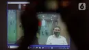 Layar menayangkan terdakwa mantan anggota DPR Sukiman mendengarkan pembacaan putusan dalam sidang secara online di Gedung KPK, Jakarta, Rabu (29/4/2020). Sukiman diduga menerima suap terkait pengurusan dana perimbangan APBN-P 2017 dan APBN 2018 Kabupaten Pegunungan Arfak. (merdeka.com/Dwi Narwoko)