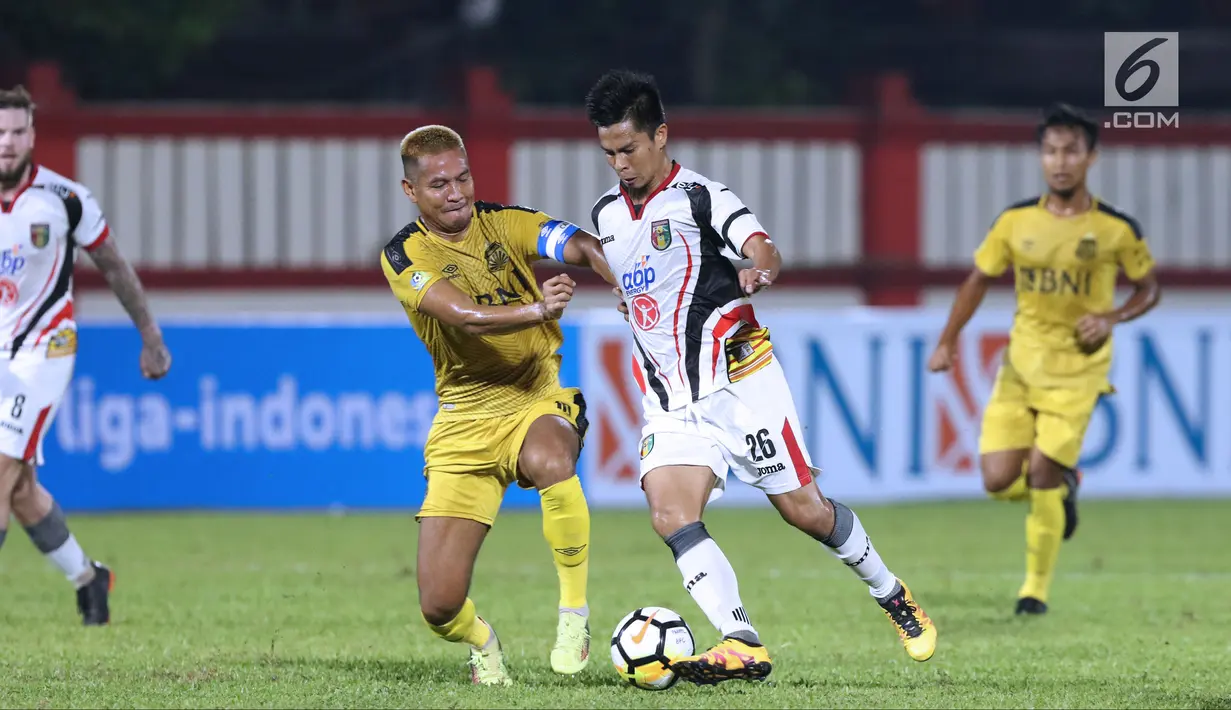 Kapten tim Bhayangkara FC, Jajang Mulyanamenahan pemain Mitra Kukar, M Bahtiar pada lanjutan Go-Jek Liga 1 Indonesia 2018 bersama Bukalapak di Stadion PTIK Jakarta, Kamis (17/5). Babak pertama Bhayangkara FC unggul 1-0. (Liputan6.com/Helmi Fithriansyah)