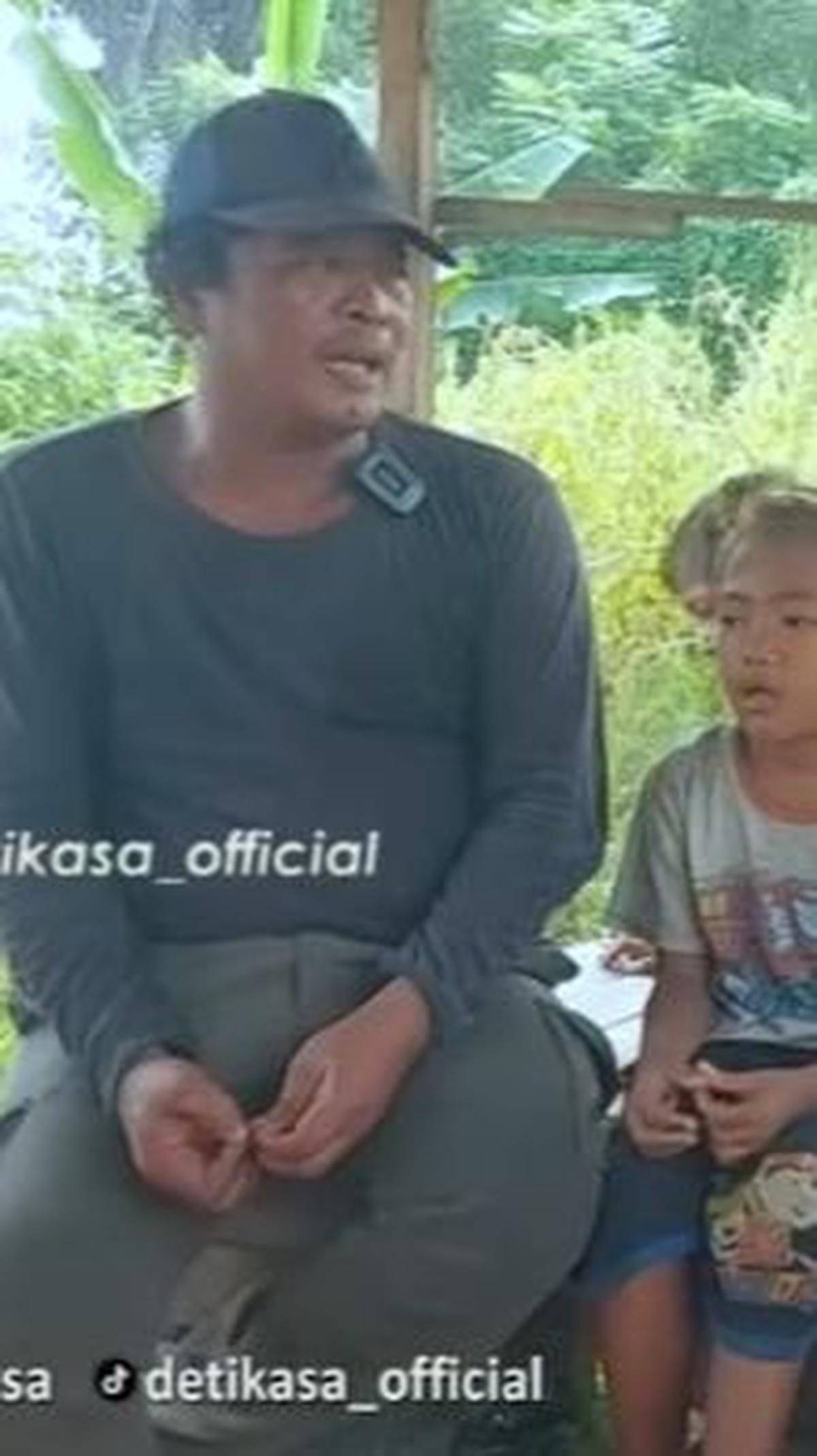 Pemulung Hidup Mencari Sampah di Jalan<br>