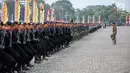 Prajurit Polri melakukan latihan baris berbaris jelang acara HUT Polri yang ke-71 di Monas, Jakarta, Jumat (7/7). Hut Polri tersebut akan dirayakan tanggal 10 Juli mendatang dengan dihadiri oleh Presiden Joko Widodo. (Liputan6.com/Faizal Fanani)