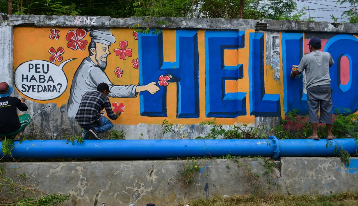 Seniman melukis mural bertulis “Hello Brother” di Banda Aceh, Aceh, Kamis (21/3/2019). Tulisan mural “Hello Brother” sebagai penghormatan seniman Aceh kepada para korban penembakan massal di Christchurch, Selandia Baru. (CHAIDEER MAHYUDDIN/AFP)