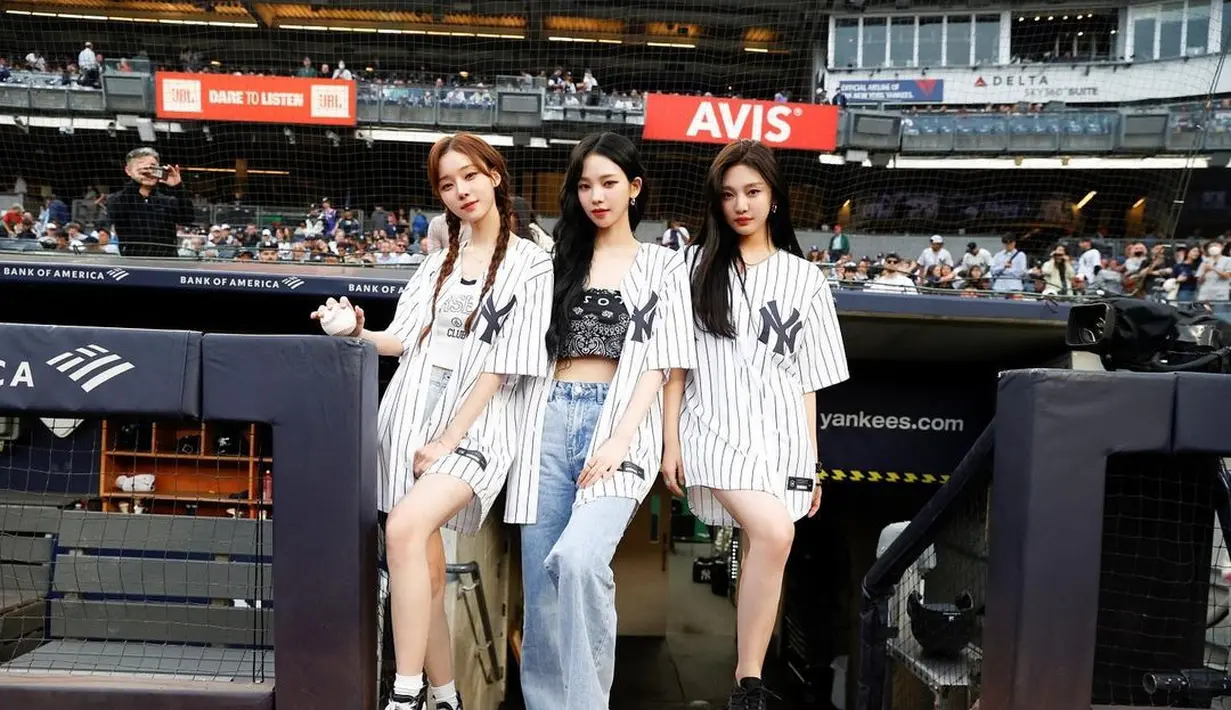 Aespa tampak fashionable saat berpose bersama. Kecantikannya terpancar. Namun demikian, penggemar sedih karena Giselle tak bisa bergabung. (Foto: Instagram/ aespa_official)
