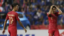 Bek Timnas Indonesia, Fachruddin Aryanto, tampak kecewa usai dikalahkan Thailand pada laga Piala AFF 2018 di Stadion Rajamangala, Bangkok, Sabtu (17/11). Thailand menang 4-2 dari Indonesia. (Bola.com/M. Iqbal Ichsan)