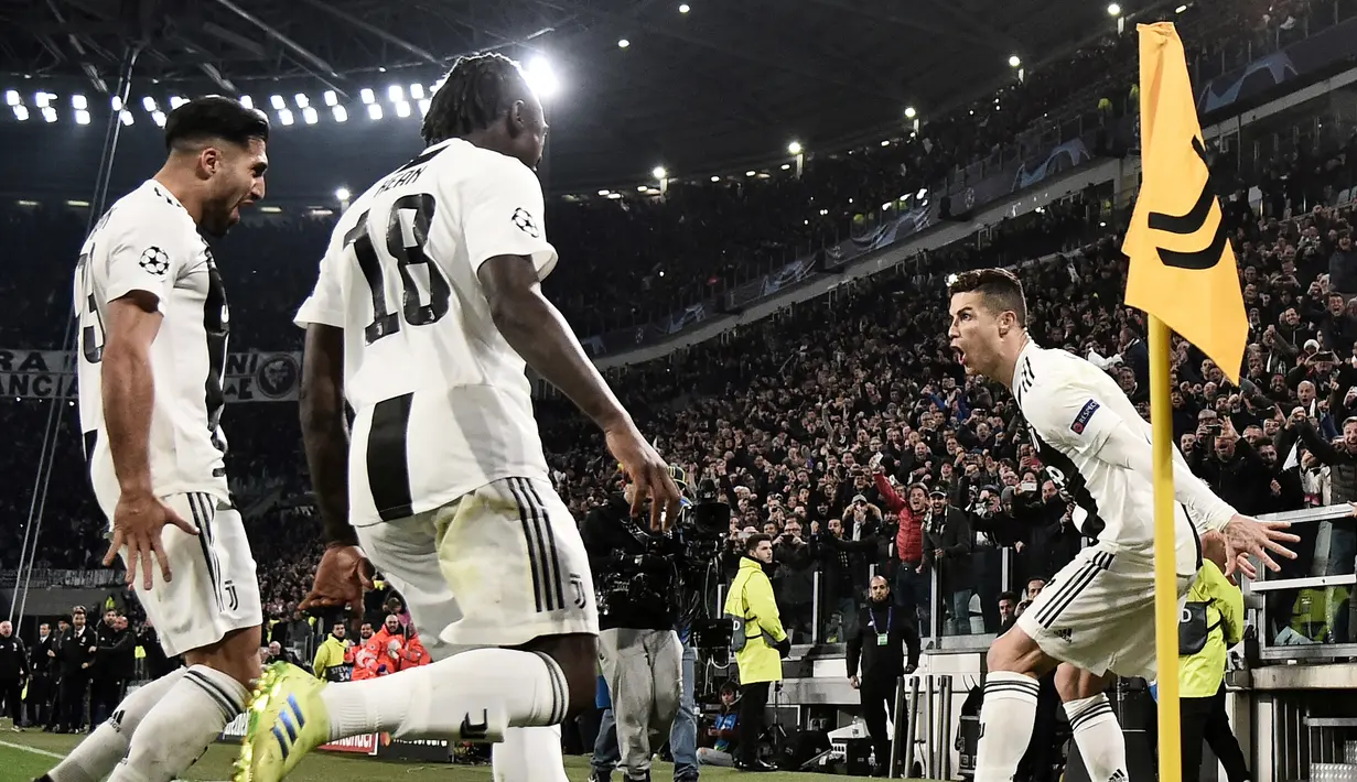 Penyerang Juventus Cristiano Ronaldo (kanan) bersama Emre Can dan Moise Kean merayakan gol ke gawang Atletico Madrid pada leg kedua babak 16 besar Liga Champions di Allianz Stadium, Turin, Selasa (12/3). Ronaldo mencetak hattrick. (Marco BERTORELLO/AFP)