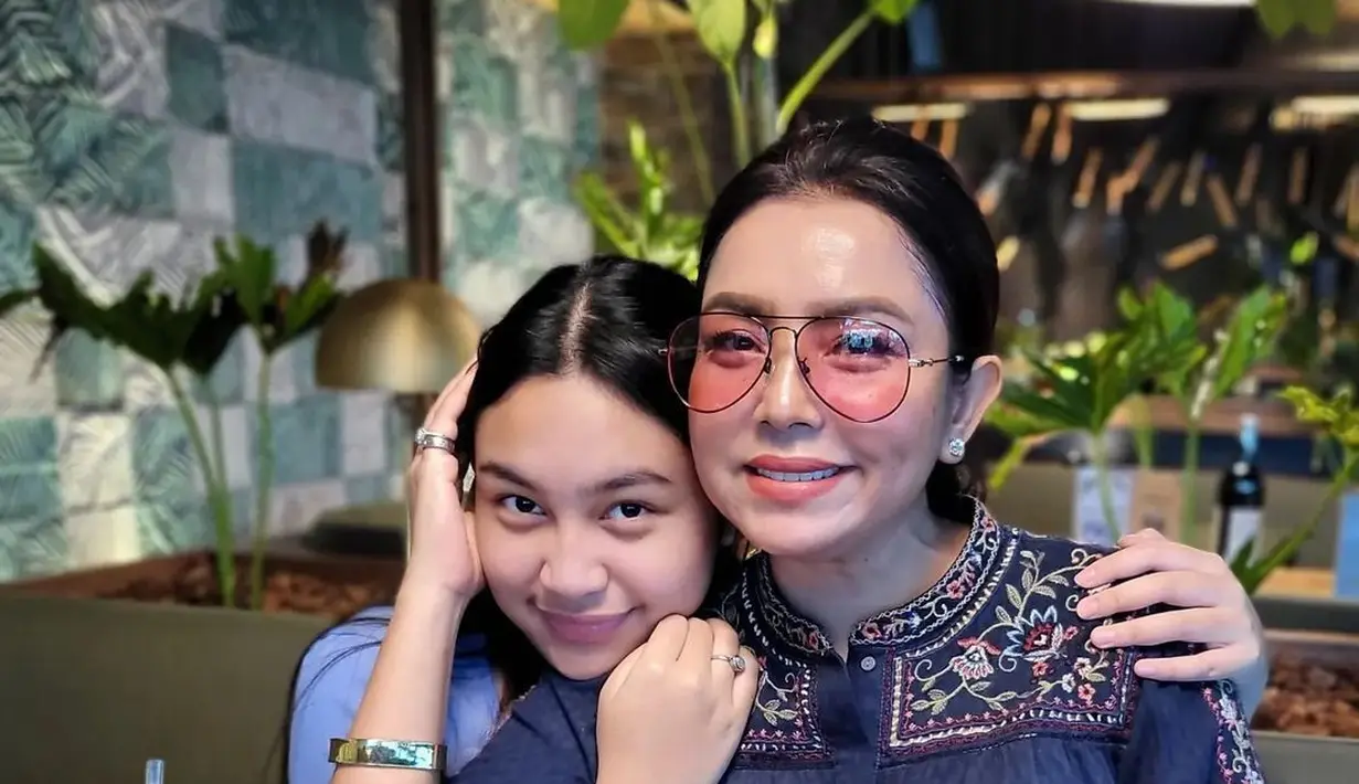 Penampilannya sangat sedergana, bahkan kerap terlihat tanpa makeup di segala kesempatan. (Instagram/ Mayangsari)