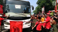 Ketua DPP PDIP nonaktif, Puan Maharani secara simbolis melepas peserta mudik gratis PDIP di Kantor DPP PDIP, Jakarta, Selasa (12/6). Sebanyak delapan ribu peserta diberangkatkan hari ini. (Liputan6.com/JohanTallo)