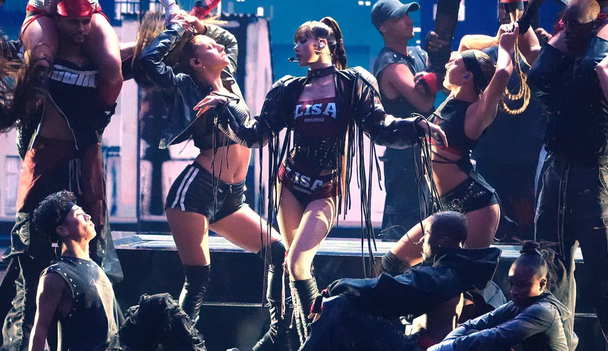LISA BLACKPINK tampil membawakan lagu “SaWaDiKa” dalam ajang MTV Video Music Awards (VMAs) 2026 di Peacock Theater, Los Angeles, Amerika Serikat, Minggu (27/9/2026) waktu setempat. (AP Photo/Chris Pizzello)