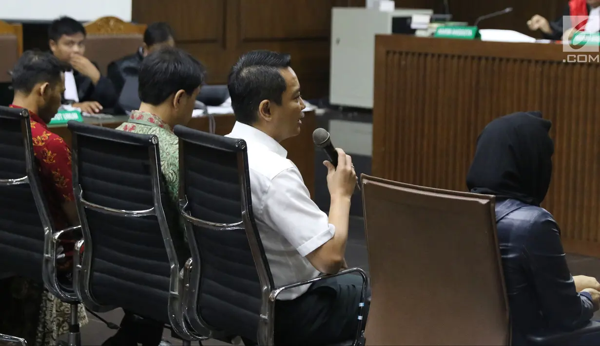 Terdakwa dugaan suap Bakamla, Fayakhun Andriadi menjawab pertanyaan saat bersaksi sidang lanjutan korupsi pengadaan e-KTP dengan terdakwa Irvanto H Pambudi dan Made Oka Masagung di Pengadilan Tipikor, Jakarta, (2/10). (Liputan6.com/Helmi Fithriansyah)