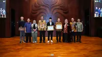 UI GreenCityMetric memberikan penghargaan kepada Kabupaten Trenggalek sebagai peserta baru terbaik dalam pemeringkatan UI GreenCityMetric. (Foto: Kominfo Trenggalek)