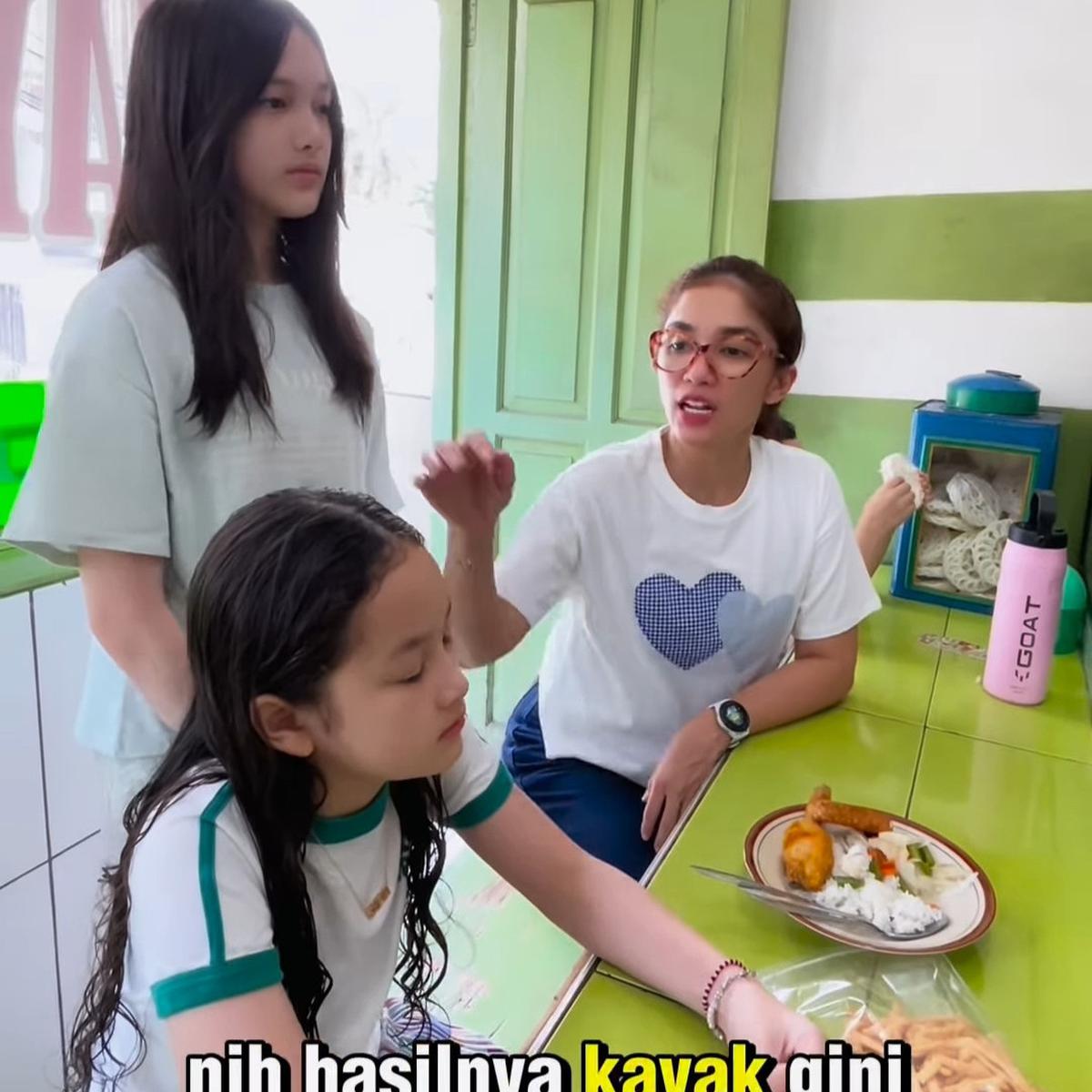 Potret Ussy Sulistiawaty Perdana Ajak Anak-anaknya Makan di Warteg, Visual Ketiga Buah Hatinya Jadi Sorotan