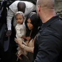 Kim Kardashian dan North West (AFP/Bintang.com)